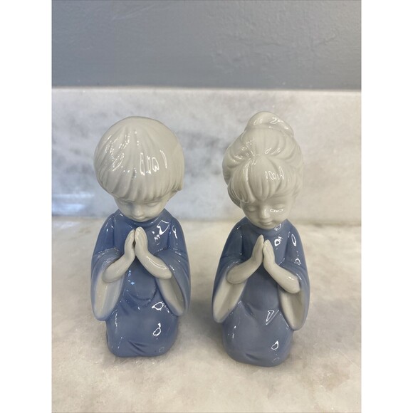 Vintage Pair Praying Children Boy Girl Blue White Porcelain Figurines - Picture 1 of 9